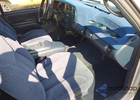 1996 GMC Sierra C1500 z USA, uszkodzony, nr VIN 2GTEC19R5T1557600